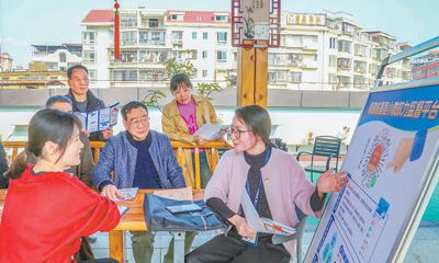 福建省莆田市仙游县,纪检监察干部向社区群众介绍基层小微权力监督平台使用方法。吴 震摄(人民视觉)